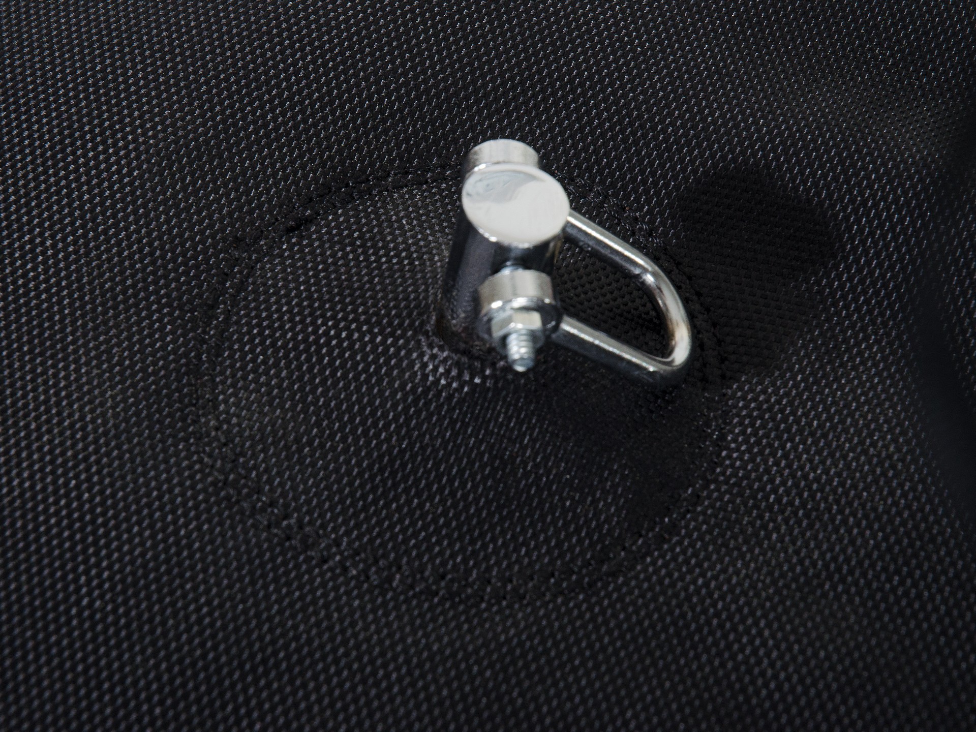 Ancrage au sol pour attacher des poires de frappes