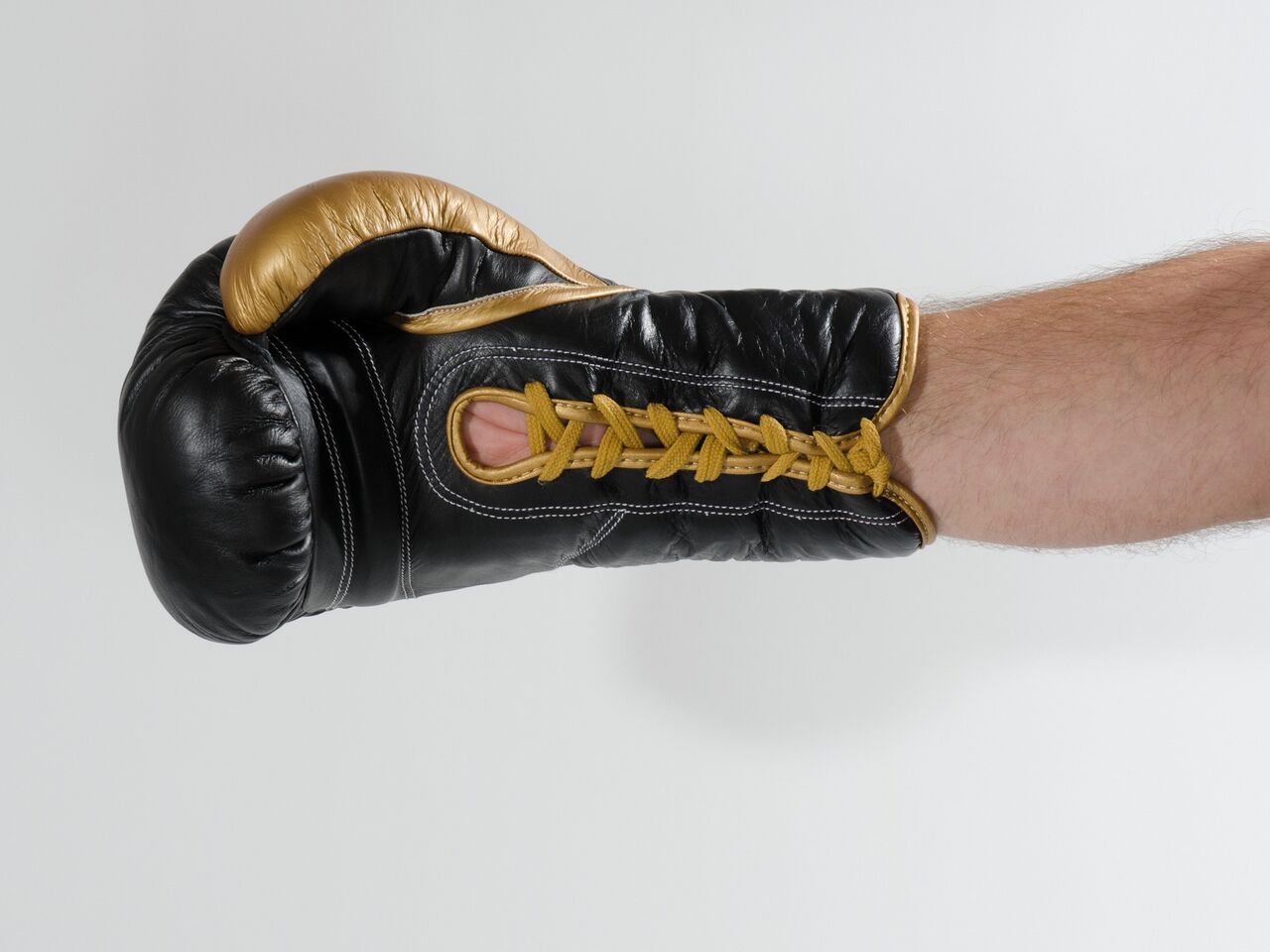 Gants de boxe en cuir avec laçage noir/d'or